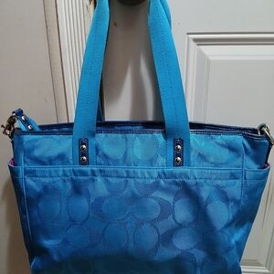 Coach gorgeous color large purse no signs of wear or tear. Perfect condition